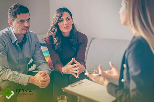 Мужчина в окружении пустых бутылок держится за лоб